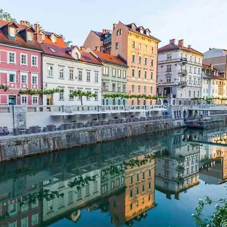 Lägenhet Dragon Bridge -spacious Central District - Perfect For Families And Couples